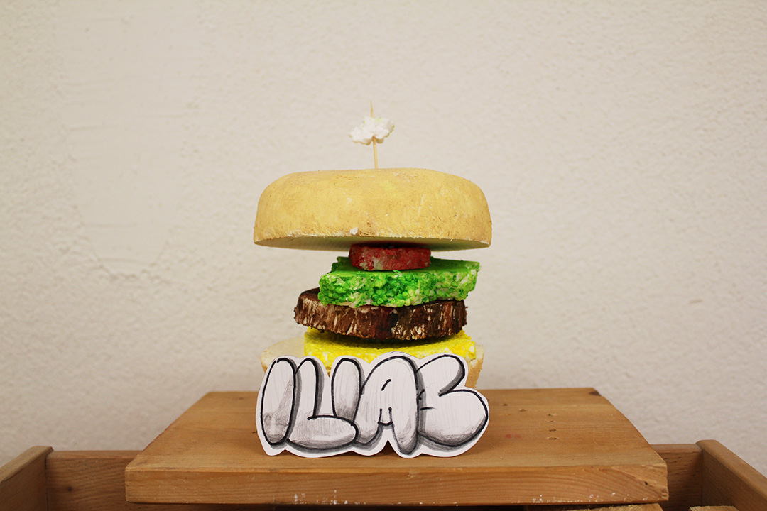 Eine von Kindern gestaltete Skulptur in Form eines großen Burgers.