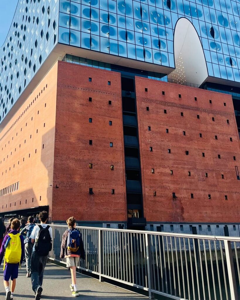 Kinder unserer Schule auf dem Weg zur Elbphilharmonie