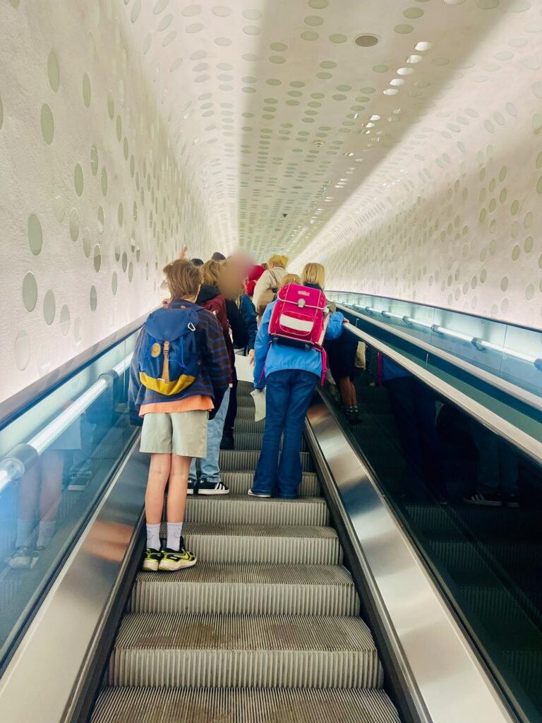 Kinder auf der langen Rolltreppe der Elbphilharmonie