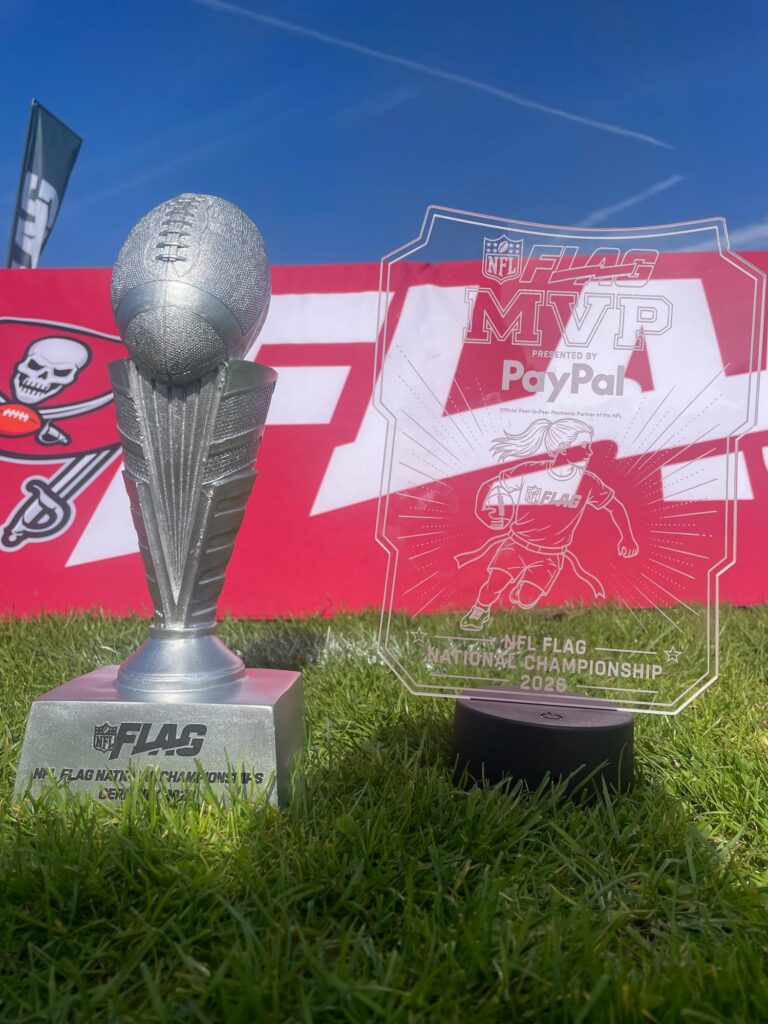 Pokal für Platz 2 und MVP-Trophäe vor dem Buccaneers-Logo