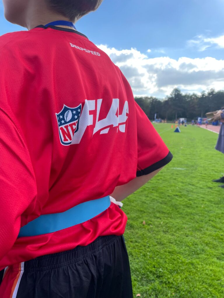 Spieler unserer U12 von hinten im Trikot mit NFL-Flag-Logo