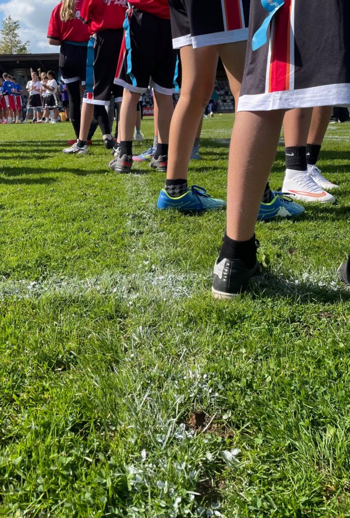 Unser Team von hinten an der Spielfeldlinie