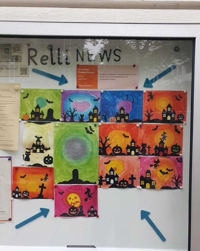 Die Spukhaus-Bilder der Lerngruppe Igel im Schaukasten der Schule