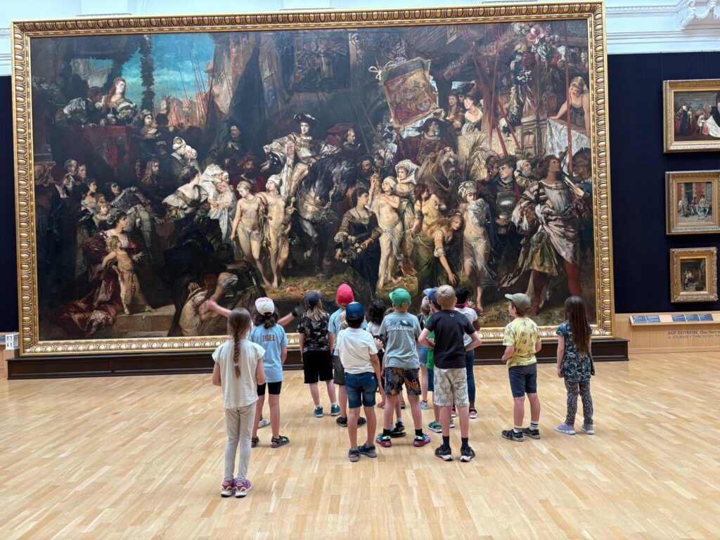 Kinder stehen vor einem großen Gemälde in der Kunsthalle.