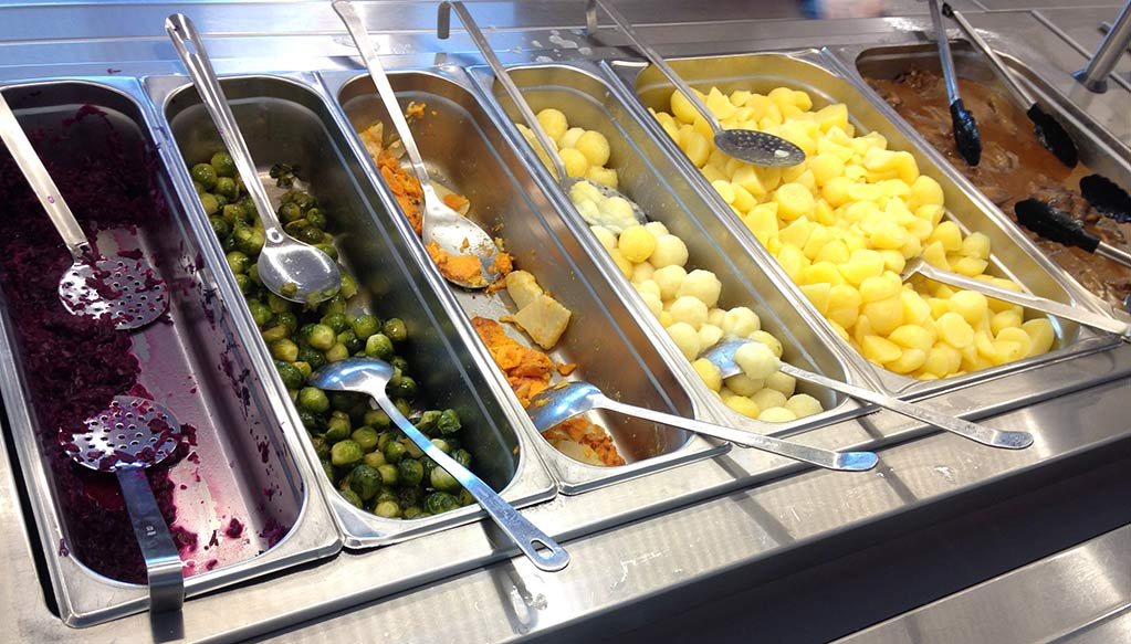 Mittagsbuffet mit Rotkohl, Rosenkohl, Gemüse und Kartoffeln.