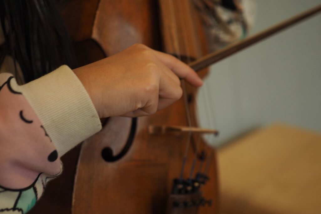 Nahaufnahme: Ein Kind spielt Cello.