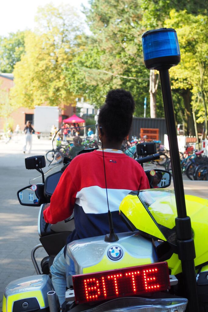 Ein Kind sitzt beim Aktionstag auf einem Polizeimotorrad.